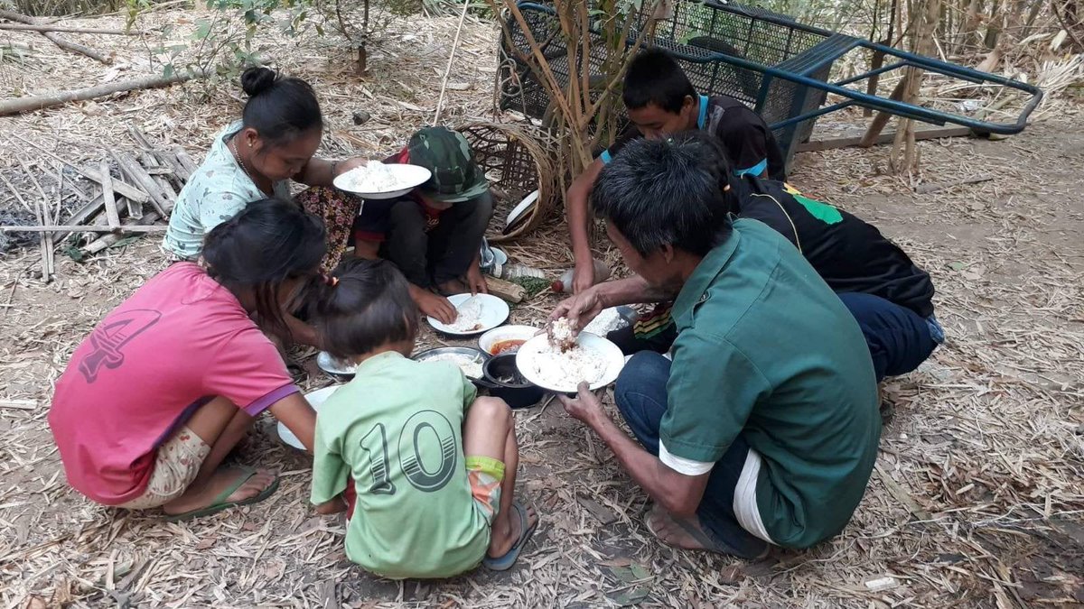Myanmar_Now_Eng's tweet photo. More than 10,000 Karen people living in KNU-controlled areas have been displaced as a result of the coup regime's airstrikes. In the four days between Mar 27 to 30, these strikes killed 20 civilians and wounded at least 14. #WhatsHappeningInMyanmar https://t.co/IpyJJH9U0l