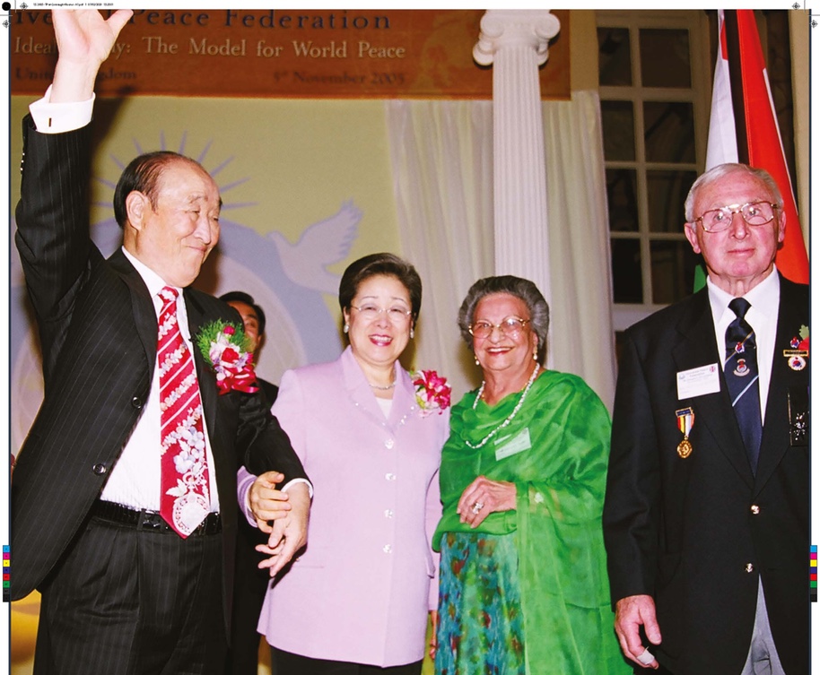 rtmarsh's tweet photo. Centenary photo, Father and Mother Moon in London on 5th Nov 2005 after 27 years with Ambassadors for Peace, 'agony aunt' the late Kailash Puri and British Korean War Veteran, Maurice Geoghegan. @lovelegacy1920 #smm100 https://t.co/zSGG06JUuR