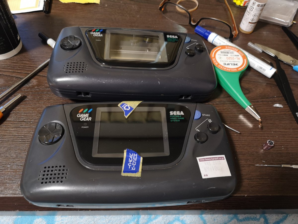 jkroom's tweet photo. 先日コンデンサー買うの忘れてて修理出来なかったがやっと到着した。忘れたのは820uFだが、取り付けたところ3台のうち2台がまともに音が出た。こりゃ期待できそうかな？うまく動きそうならLCD入れます。同じ日に発注してるからそろそろ… #レトロコンシューマー愛好会 #GAMEGEAR #LCDmod https://t.co/pQXnQ8HZJ4