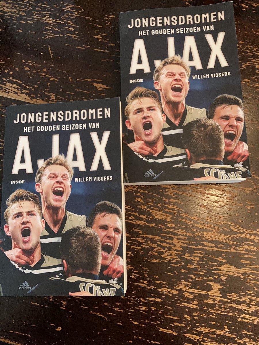 Omdat april een mooie voetbalmaand is, omdat het Goede Vrijdag is en omdat Abdelhak Nouri verjaart, geef ik twee gesigneerde, al best oude boeken weg onder retweets en likes. Maandag verloting. Fijne Pasen iedereen.