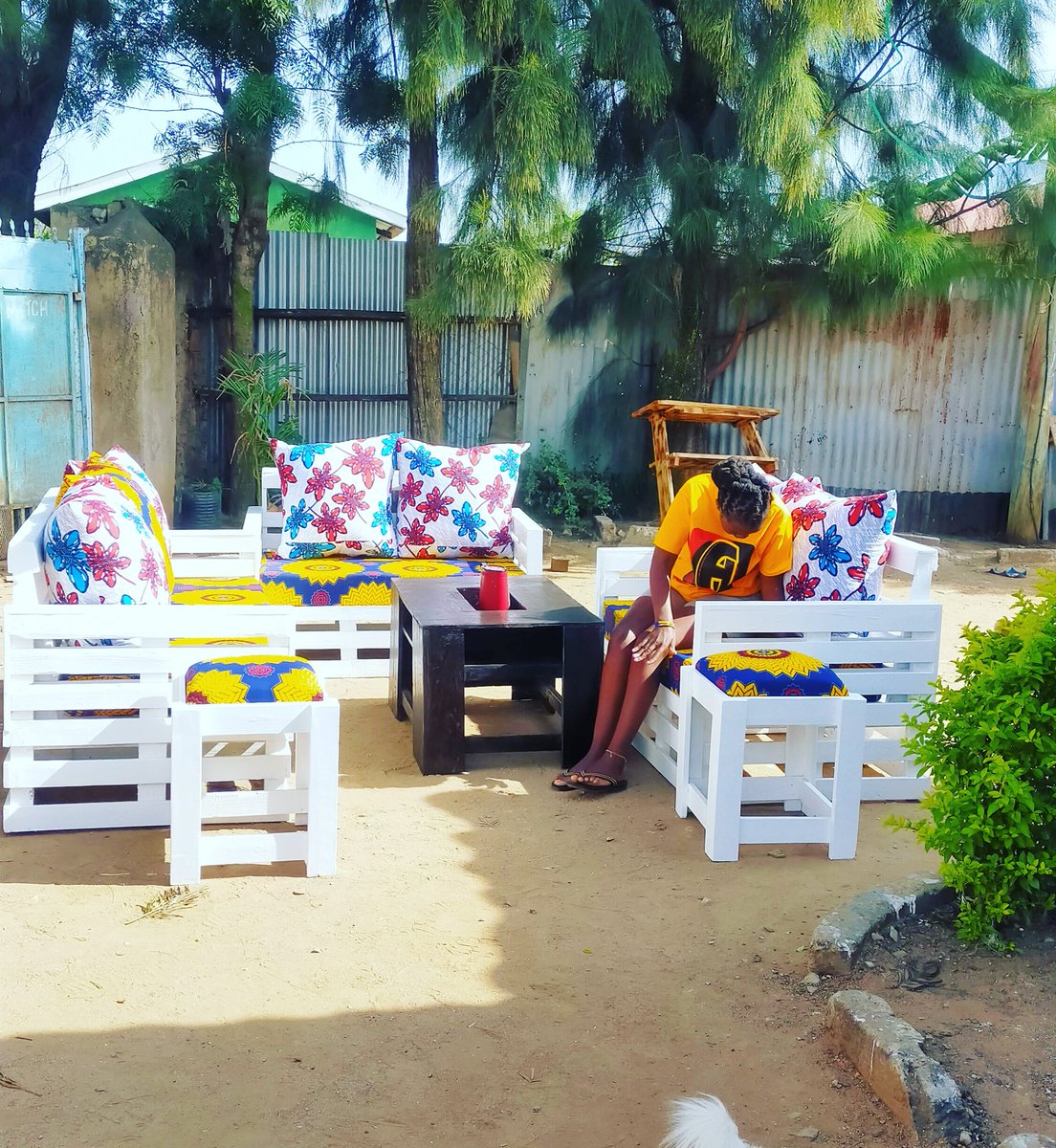 Cchelangshiro's tweet photo. Introducing Soi pallet designs, this is a bespoke furniture studio in Kisumu, Kenya that specializes in antique and unique furniture made of recycled wooden pallets that augment and compliment your urban lifestyle and taste. #BlackOwnedBusiness #BlackOwned  #EndFemicideKE https://t.co/vMZoLodY3D