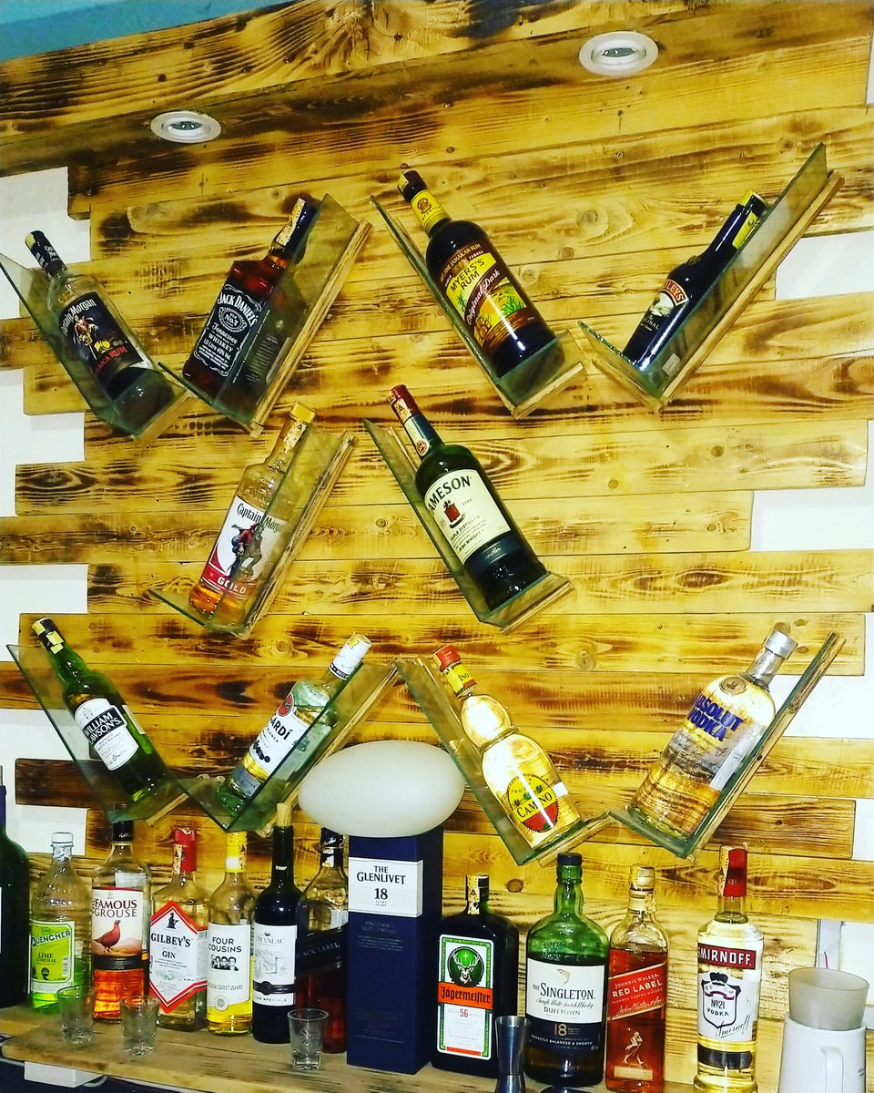 Cchelangshiro's tweet photo. Introducing Soi pallet designs, this is a bespoke furniture studio in Kisumu, Kenya that specializes in antique and unique furniture made of recycled wooden pallets that augment and compliment your urban lifestyle and taste. #BlackOwnedBusiness #BlackOwned  #EndFemicideKE https://t.co/vMZoLodY3D