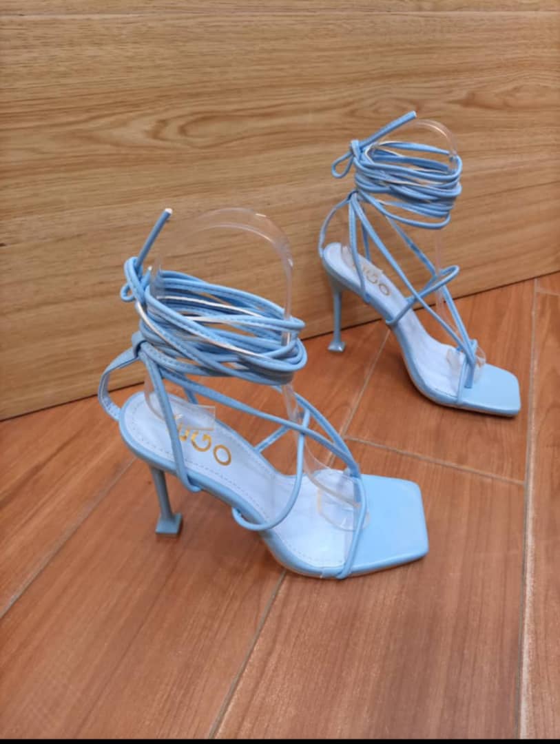 Shoesly237's tweet photo. Nous allons vous donner des raisons de donner des noms à vos chaussures 😌
Et ça commence maintenant .

Livraison/expédition au frais du client

Dm or Wha https://t.co/Cpv6XbXRln

• 16 000 F (37-41)
4 couleurs disponibles : blanc, noir, nude et bleu https://t.co/4NeTW2t3bD