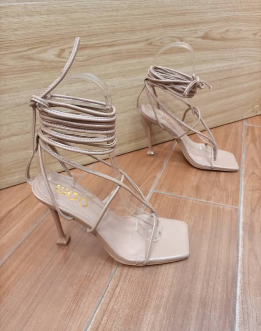 Shoesly237's tweet photo. Nous allons vous donner des raisons de donner des noms à vos chaussures 😌
Et ça commence maintenant .

Livraison/expédition au frais du client

Dm or Wha https://t.co/Cpv6XbXRln

• 16 000 F (37-41)
4 couleurs disponibles : blanc, noir, nude et bleu https://t.co/4NeTW2t3bD