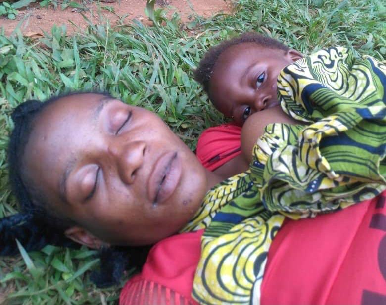IfokuMarijo's tweet photo. Le cœur brisé, je partage ce regard qui m’interpelle et qui doit tous ns interpeller. Même morte, la maman continue à donner la vie.  Angoissé, cet enfant, s’accroche au sein de sa mère morte mais son seul espoir. Congolais, Notre silence est assourdissant, voir complice. EKOKI! https://t.co/0XLZcFBomP