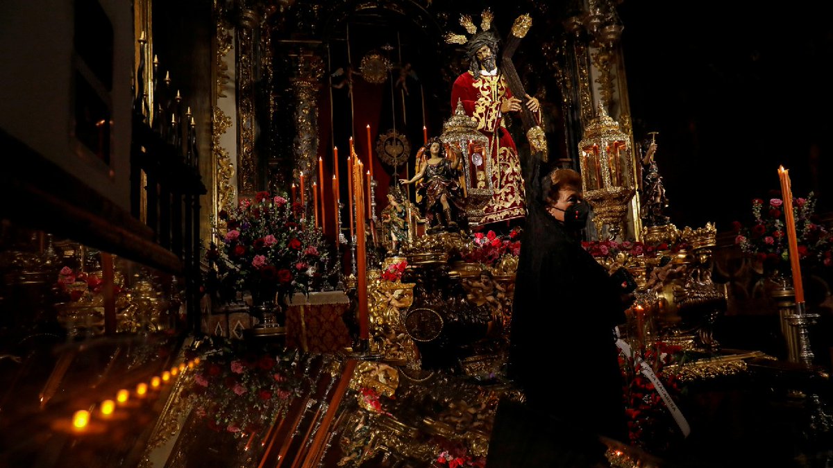 moneycontrolcom's tweet photo. Christians around the world celebrate the Easter holiday amid a resurgence of the #coronavirus. In Pics 📸: https://t.co/fNzfwgnKBw
#Covid19 #EasterCelebration #EasterHolyWeek #Easter https://t.co/2bPV6lER8A