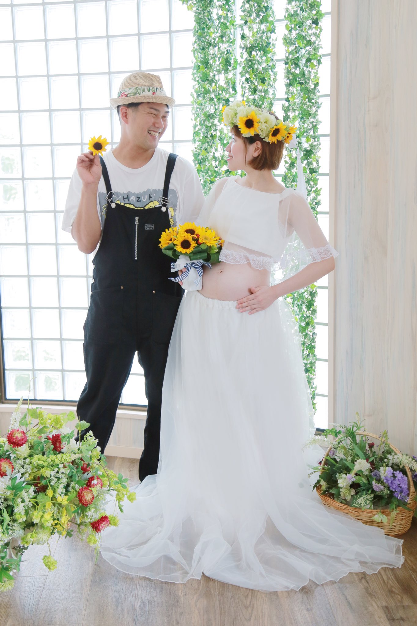 フォトスタジオライトアップ マタニティ 思い出の衣装に着替えた旦那様 そして旦那様の手作りのブーケ 花冠をもって マタニティ マタニティ写真 花冠 T Co Iv5wbizt00 Twitter