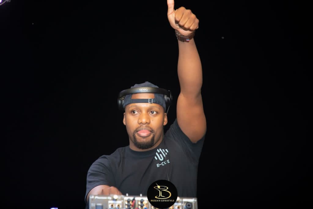Chymamusique's tweet photo. My happy place 👍🏼😀❤️

Making people dance to the songs that they haven’t heard before https://t.co/kCXvsrsVep