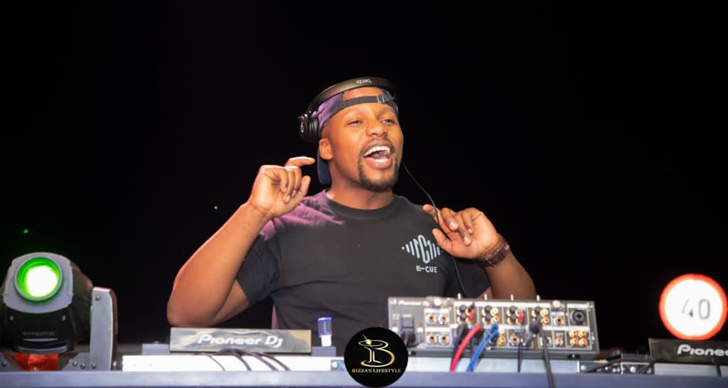 Chymamusique's tweet photo. My happy place 👍🏼😀❤️

Making people dance to the songs that they haven’t heard before https://t.co/kCXvsrsVep