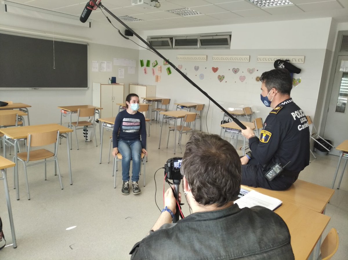 iesbovalar's tweet photo. 🙋‍♂️No són autistes, són persones amb AUTISME. Dia Mundial de Concienciació sobre l'Autisme. UECIL @iesbovalar #DiaMundialAutismo #DiaMundialAutisme https://t.co/7hmpkl2AZE
