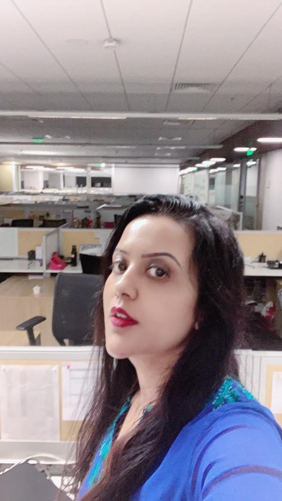 AmrutaF_fans's tweet photo. .@fadnavis_amruta ji #selfieclick from #office.
The current situation in offices due to #COVID19

Smt. Amruta Fadnavis is a role model for many as along with her professional career she has always worked for the development of our society!
Good Friday ✨❤ https://t.co/Cdi2HKJVB7