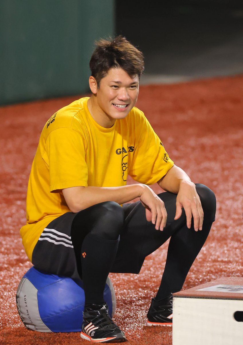 練習風景から🏟️】 黄色いTシャツを着てアーリーワークに励む #坂本