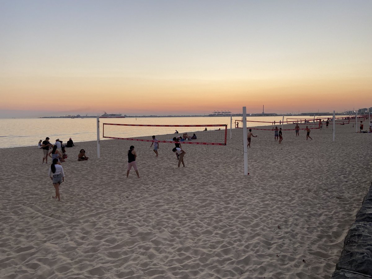 jwthwaites's tweet photo. Melbournians enjoying beautiful Easter evening. Just seen ⁦@abcnews⁩ terrible Covid-19 situation in Europe. Thank you ⁦@DanielAndrewsMP⁩ and people of Victoria for holding strong on COVID-19 public safety in 2020. https://t.co/QkPlFr9BEf
