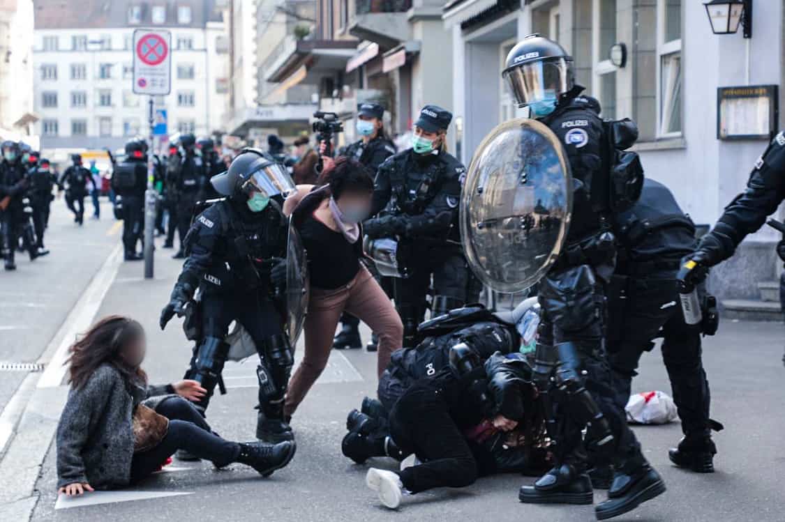 Die <a href="/al_zuerich/">Alternative Liste Zürich</a>, <a href="/GrueneZuerich/">GRÜNE Zürich</a>, <a href="/spzuerich/">SP Zürich</a>, <a href="/femstreikzh/">Feministisches Streikkollektiv Zürich</a>, <a href="/KlimastreikZH/">Klimastreik Zürich #Organize4SystemChange</a>, #NiUnaMenosZürich und weitere Organisationen gehen gegen das trotz Protest vom Regierungsrat verlängerte #Demoverbot in der kantonalen #Covid19Verordnung vor Gericht:
al-zh.ch/artikel/news/b…