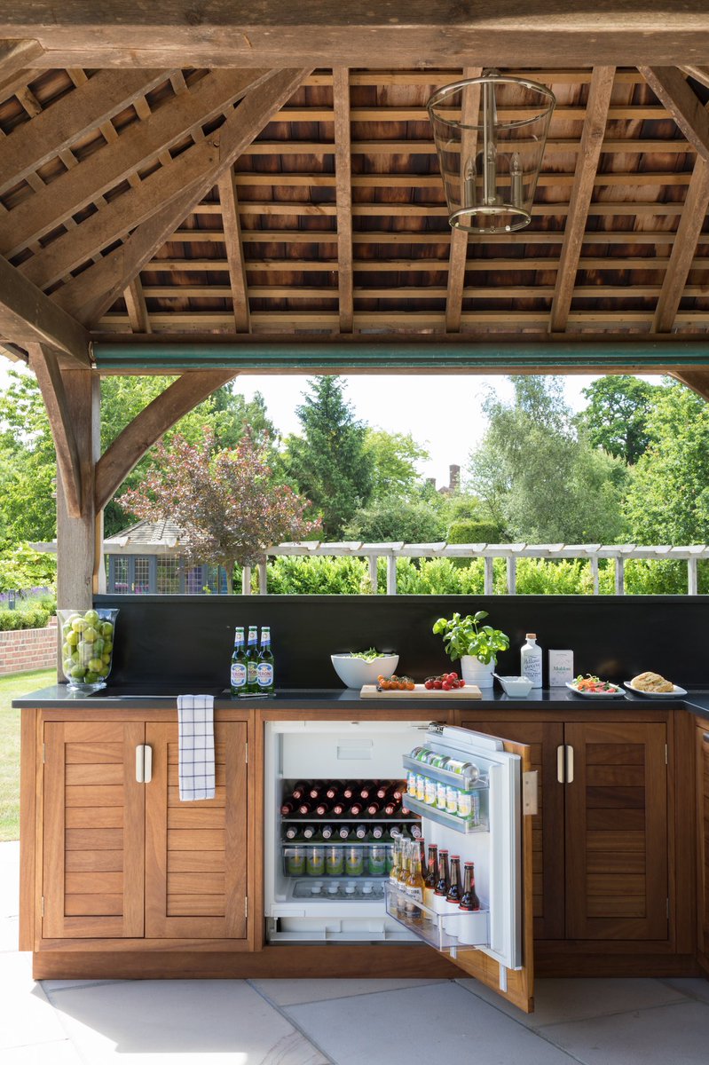 Happy Easter Weekend! 🐣 

With an outdoor set up like this, entertaining your friends and family is effortless. 🙌🏽 #SubZeroWolf

📸 @humphreymunson @paullmcraig