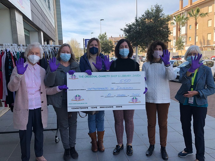 The Original Charity Shop &amp; Library de #Xàbia dona 550 euros para programas de apoyo a víctimas de violencia de género. CC: <a href="/montsevire79/">Montse</a> 
xabiaaldia.com/the-original-c…