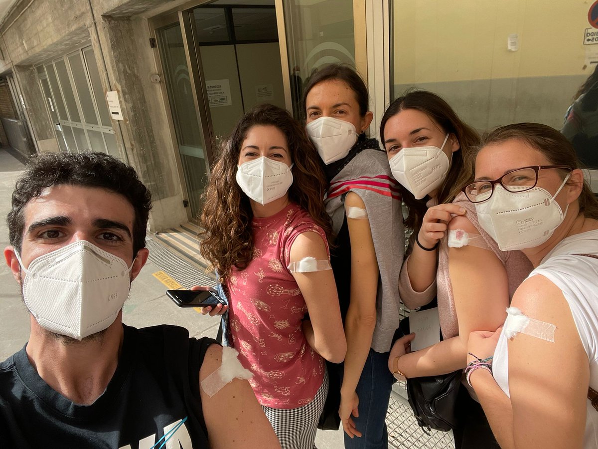 centroglia's tweet photo. Todo el equipo de @centroglia ha recibido ya la primera dosis de la vacuna contra Coronavirus. Durante este duro año hemos conseguido esquivar al virus, ahora tenemos más armas. #CuidateDeLaCovid19 #vacunapfizer #portodos #Malaga #vacunacion https://t.co/GckYsVCiyX