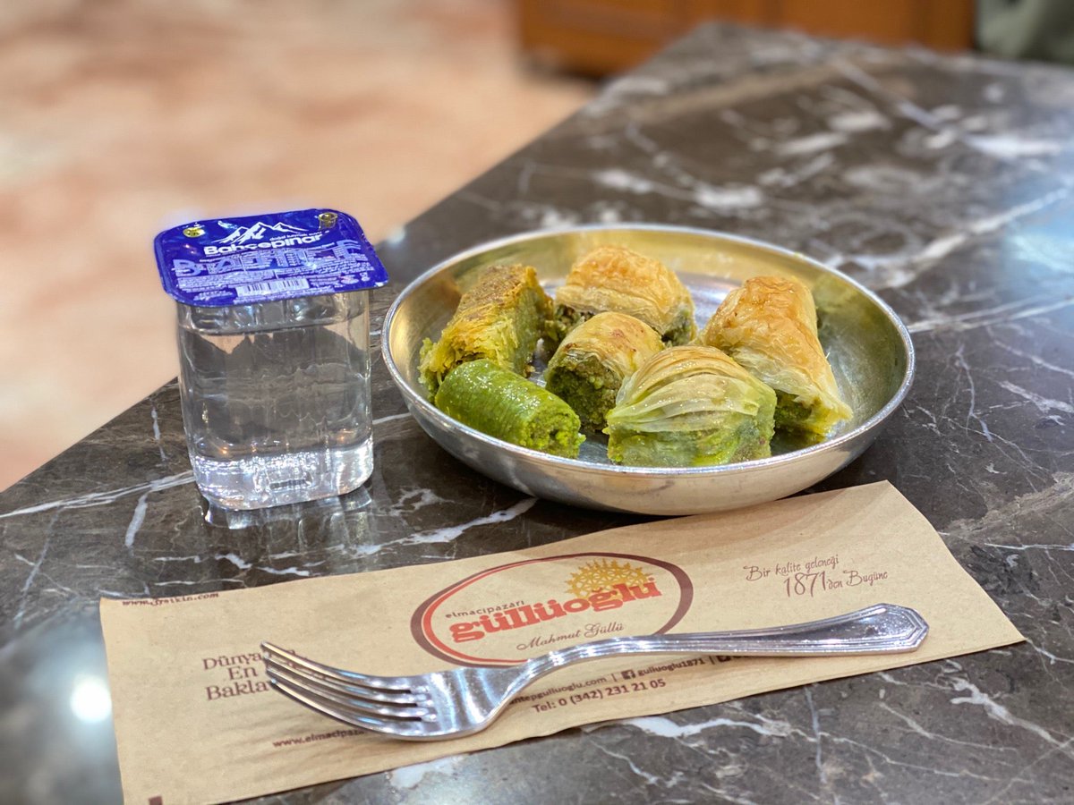 後生だから、最後にバクラヴァに溺れていきましょう…🥺 (@ Elmacıpazarı Güllüoğlu Baklava - <a href="/gulluoglu1871/">Güllüoğlu</a> in Gaziantep, Türkiye) swarmapp.com/c/a4A9emCZbQh