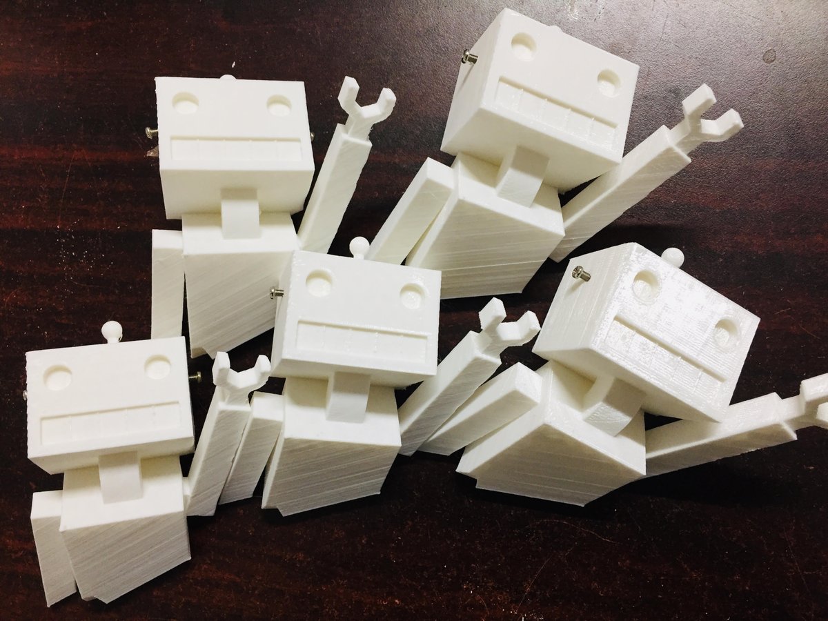 今年も卒業生に卒業記念品を贈りました！壁に付けるロボアキのマスコットです。
皆様卒業おめでとうございます！