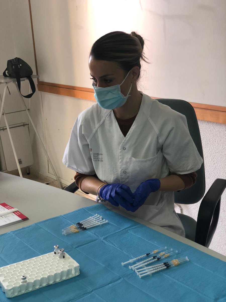 CSABennassar's tweet photo. Preparatius per a un nou dia de vacunació 💉🦠💉🦠
Seguim!! 🏥👵🏻👨🏻🦳
#VacunaContraElCovid #Covid_19 #infermeria #primeralinia #apdeprimera #apalteucostat #arquitectebennàssar https://t.co/q2gCyVajLy