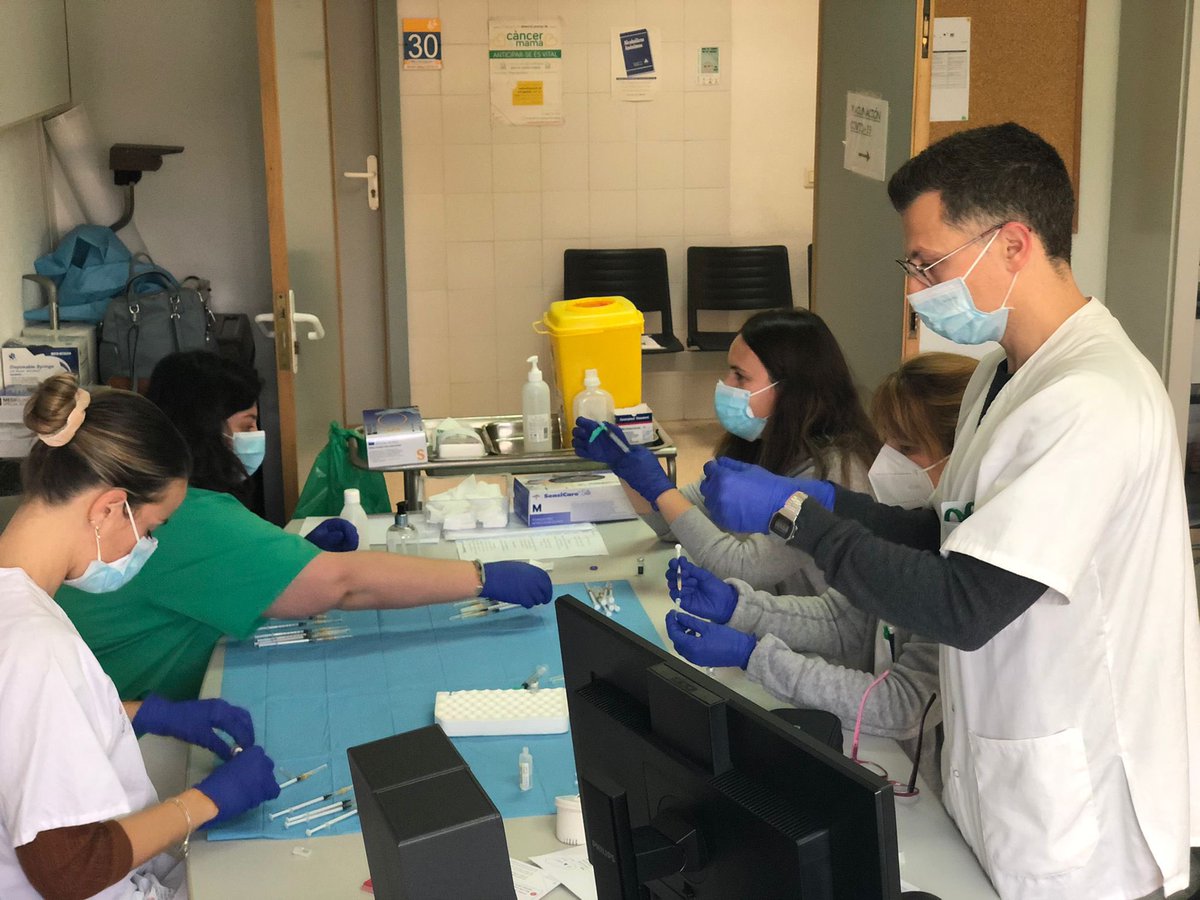 CSABennassar's tweet photo. Preparatius per a un nou dia de vacunació 💉🦠💉🦠
Seguim!! 🏥👵🏻👨🏻🦳
#VacunaContraElCovid #Covid_19 #infermeria #primeralinia #apdeprimera #apalteucostat #arquitectebennàssar https://t.co/q2gCyVajLy