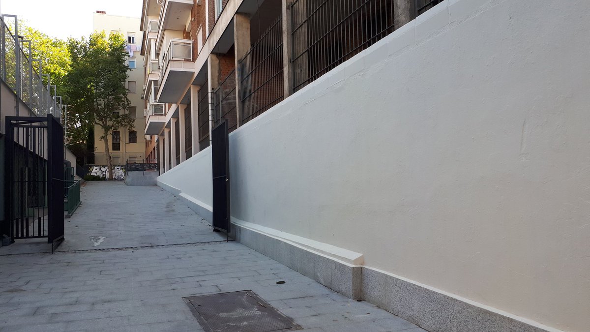 CasaChamberi's tweet photo. Compartiendo Muros, iniciativa que llegó a #Chamberi en 2018. Niños y niñas de coles ayudaron a pintarlo en el acceso al Parque Jose Luís Sampedro. Hoy luce borrado por la mano de @JMDChamberi, no se sabe si porque le molestaba el color o la participación 
#DevuelvanosElMural https://t.co/AMqPjHAaBt