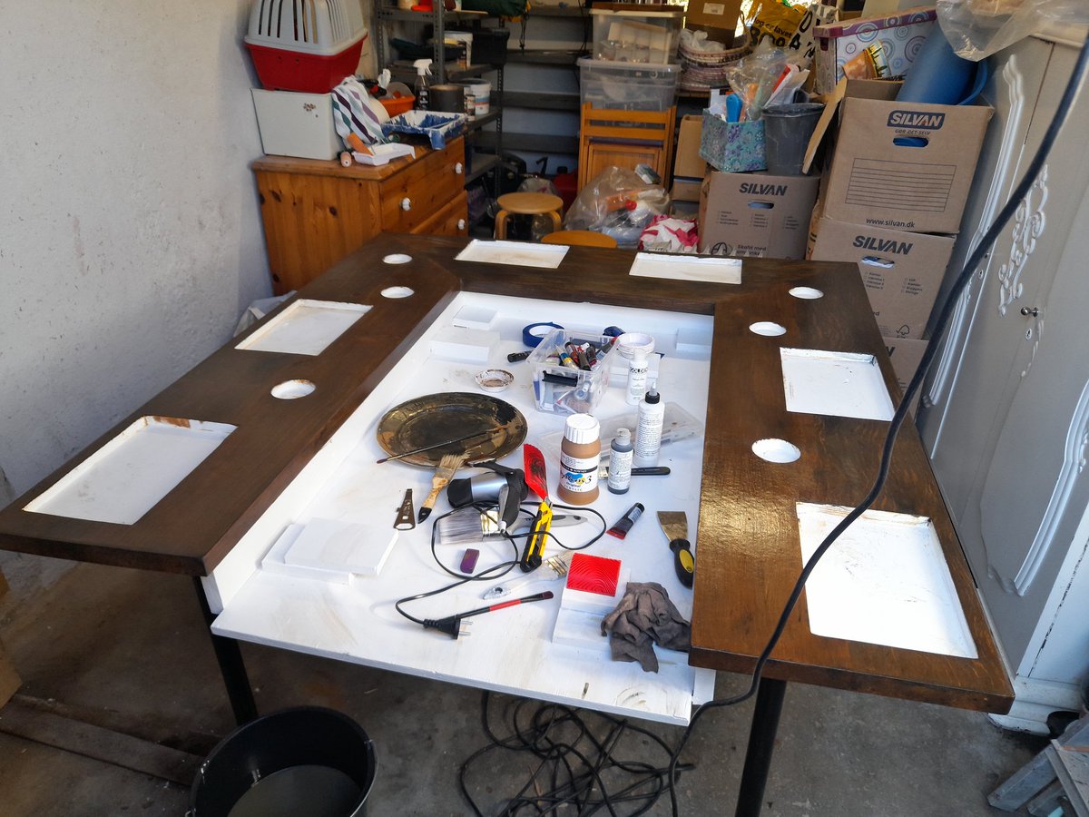 Apispaintbrain's tweet photo. A bit of an update on the table! Its been going great and I'm nearly done! Will update with a few more pictures of the nearly finished results! #trompleoil #art #havingfunagain https://t.co/imbtLVCQKN