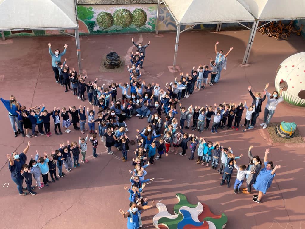 EnsCathoParis's tweet photo. Aujourd'hui 2 avril, Journée mondiale de sensibilisation à l'autisme. Aux Saints-Anges (15e), les élèves célèbrent cette journée en formant un ☀️ avec la Classe Soleil, et un 💙 par un puzzle réalisé par tous. #autisme #AutismDay2021 https://t.co/1P2eJY76A8