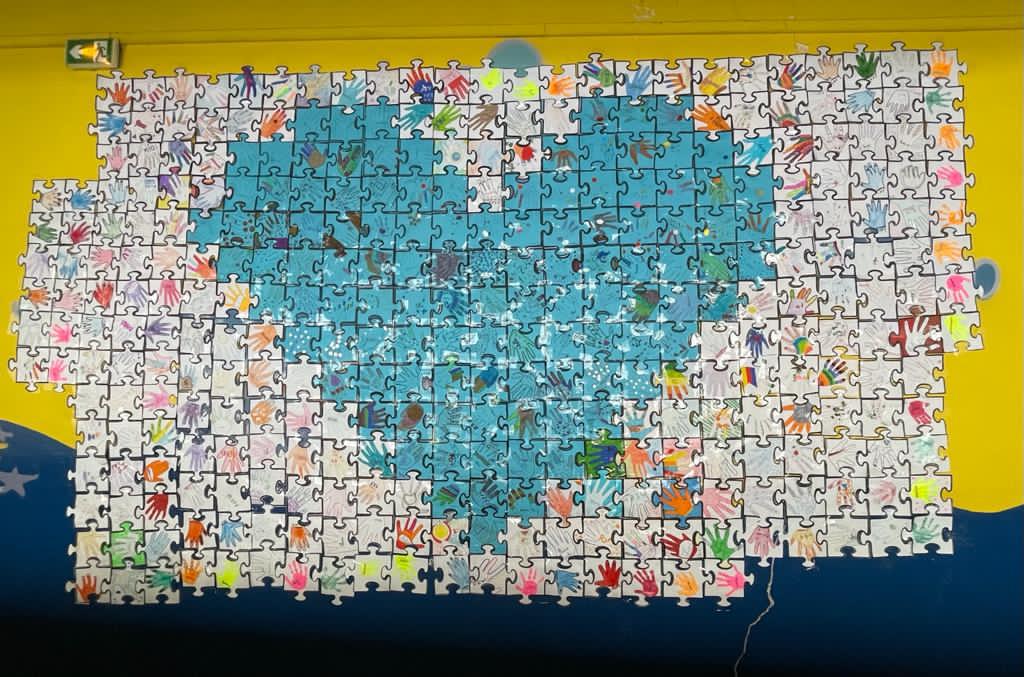 EnsCathoParis's tweet photo. Aujourd'hui 2 avril, Journée mondiale de sensibilisation à l'autisme. Aux Saints-Anges (15e), les élèves célèbrent cette journée en formant un ☀️ avec la Classe Soleil, et un 💙 par un puzzle réalisé par tous. #autisme #AutismDay2021 https://t.co/1P2eJY76A8