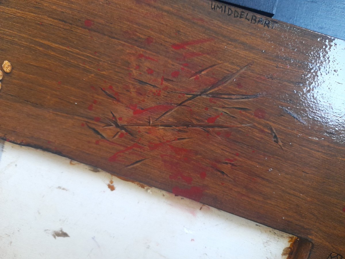 Apispaintbrain's tweet photo. 1/3 - table has now been decorated with some scuffs, knife marks etc. Definitely going to be practising my tromp l'oeil more and get better. But for not having done this in 6 years, I'm exceedingly happy, proud and glad to hand it to my GMs #nerdart #havingfunagain #trompleoil https://t.co/47DRpvDFn3