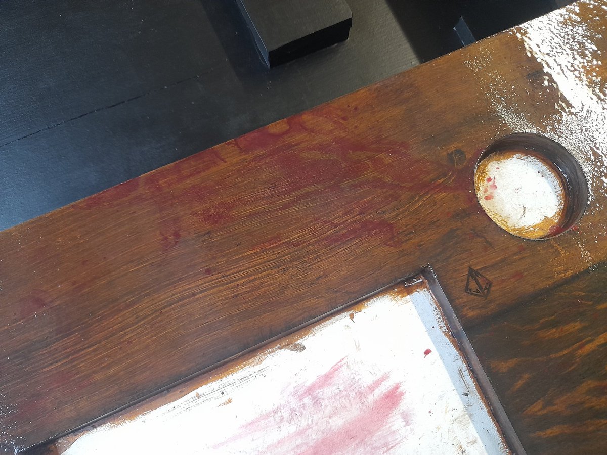 Apispaintbrain's tweet photo. 1/3 - table has now been decorated with some scuffs, knife marks etc. Definitely going to be practising my tromp l'oeil more and get better. But for not having done this in 6 years, I'm exceedingly happy, proud and glad to hand it to my GMs #nerdart #havingfunagain #trompleoil https://t.co/47DRpvDFn3