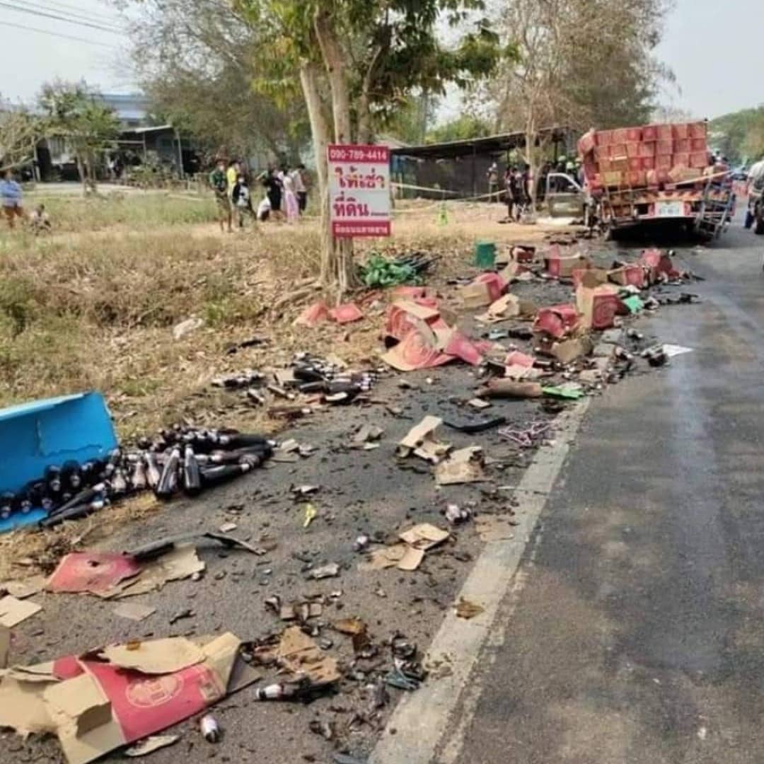 stevekaposi's tweet photo. Load of #beer lost after #truckcrash in #Thailand

https://t.co/lSjc4rju1w
#Bangkok #ThailandNews #SteveKThailand #TACSThailand #ThailandWatch #DiscoverThailand #AmazingThailand #roadaccidents #baddriving #RoadAccidentsThailand #CrazyAccidents #TruckCrashThailand #ThaiTruckLoads https://t.co/okdA1ZmjQf