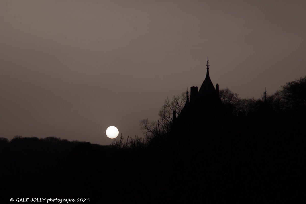 myjollytweets's tweet photo. Last nights sunset was an odd one, the sun showed as a perfect circle. It looked like the moon. #sunset #1stApril #CastellCoch https://t.co/QgiYuOXKA0