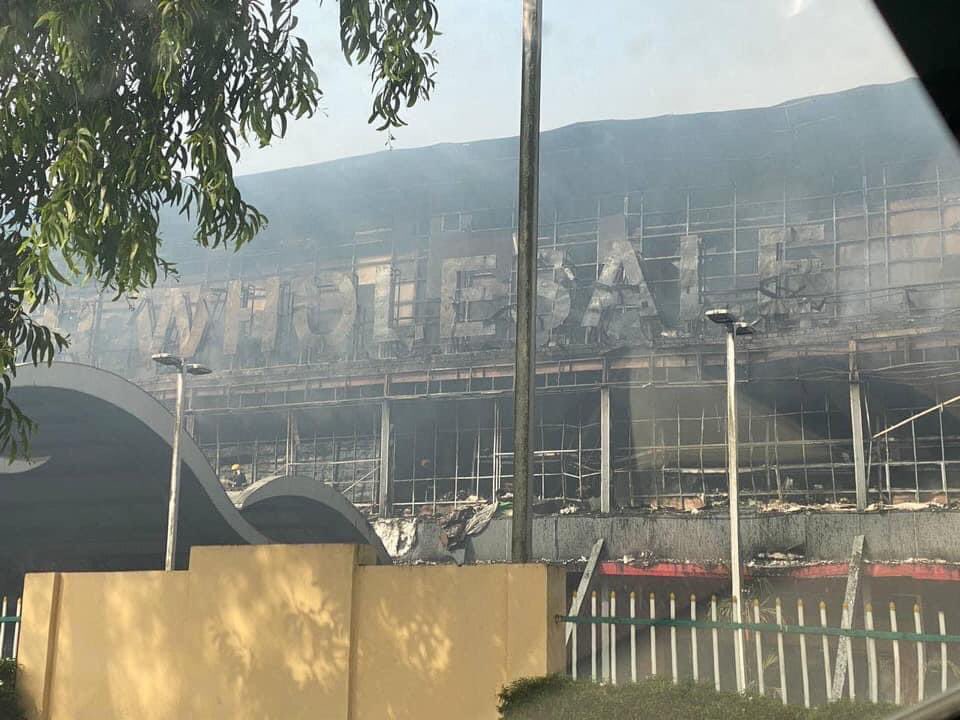 yellhtook's tweet photo. #whatishappeninginmyanmar 
#arson #railwaysabotages
#kidsrioters #humanshield
#protestersturnviolentrioters https://t.co/wj4UGgHQ7c