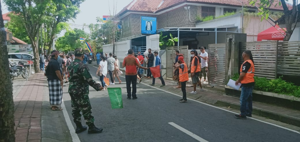 polsekkuta's tweet photo. Atensi Bubaran Ibadah Paskah, Padal Pimpin Personil Polsek Kuta Polresta Denpasar Lakukan Pengaturan Lalin, Jumat (02/04/2021).
#divisihumaspolri #poldabali #polrestadenpasar #bubaran #ibadah #keagamaan #paskah #infobali #denpasarviral #infobadung #tnipolri #tnipolrisolid #kuta https://t.co/4WeccjRZkj