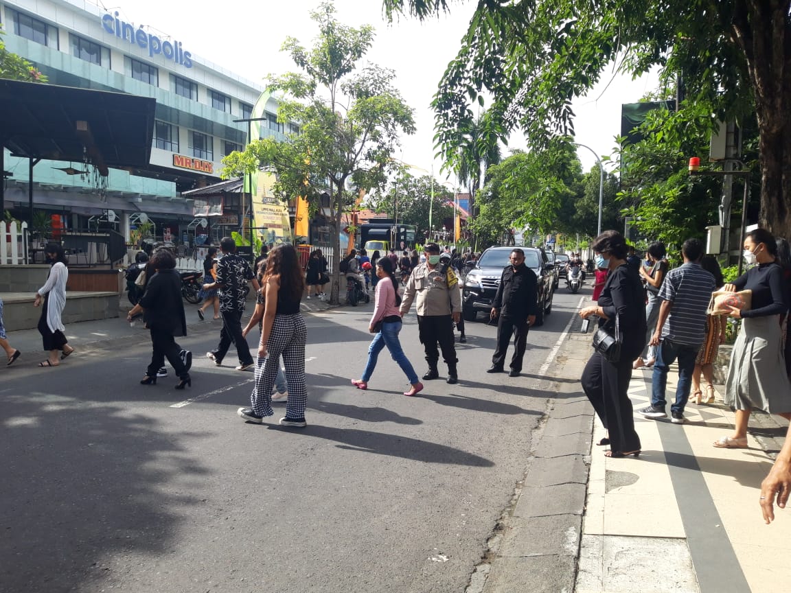 polsekkuta's tweet photo. Atensi Bubaran Ibadah Paskah, Padal Pimpin Personil Polsek Kuta Polresta Denpasar Lakukan Pengaturan Lalin, Jumat (02/04/2021).
#divisihumaspolri #poldabali #polrestadenpasar #bubaran #ibadah #keagamaan #paskah #infobali #denpasarviral #infobadung #tnipolri #tnipolrisolid #kuta https://t.co/4WeccjRZkj