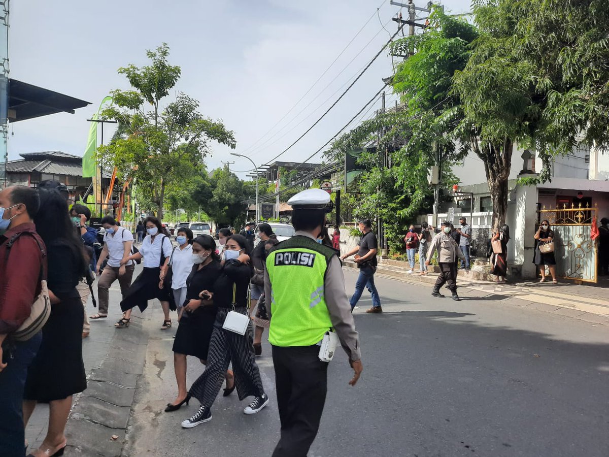 polsekkuta's tweet photo. Atensi Bubaran Ibadah Paskah, Padal Pimpin Personil Polsek Kuta Polresta Denpasar Lakukan Pengaturan Lalin, Jumat (02/04/2021).
#divisihumaspolri #poldabali #polrestadenpasar #bubaran #ibadah #keagamaan #paskah #infobali #denpasarviral #infobadung #tnipolri #tnipolrisolid #kuta https://t.co/4WeccjRZkj