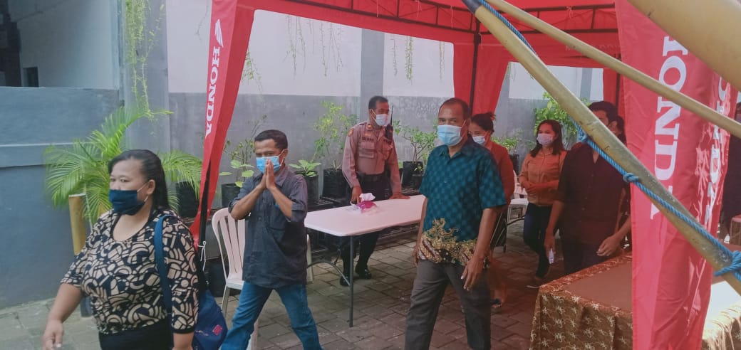 polsekkuta's tweet photo. Atensi Bubaran Ibadah Paskah, Padal Pimpin Personil Polsek Kuta Polresta Denpasar Lakukan Pengaturan Lalin, Jumat (02/04/2021).
#divisihumaspolri #poldabali #polrestadenpasar #bubaran #ibadah #keagamaan #paskah #infobali #denpasarviral #infobadung #tnipolri #tnipolrisolid #kuta https://t.co/4WeccjRZkj