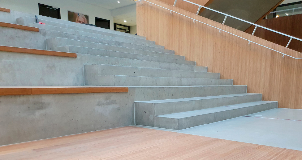 Het nieuwe schoolgebouw van het Groene Hart Leerpark in Alphen aan den Rijn moest bijzonder, duurzaam en tijdloos worden. Vebo kreeg van De Vries en Verburg de opdracht de trappen te produceren. 
Meer informatie: hubs.li/H0GLzTC0

#trappen #prefabbeton #prefabbouwen #beton