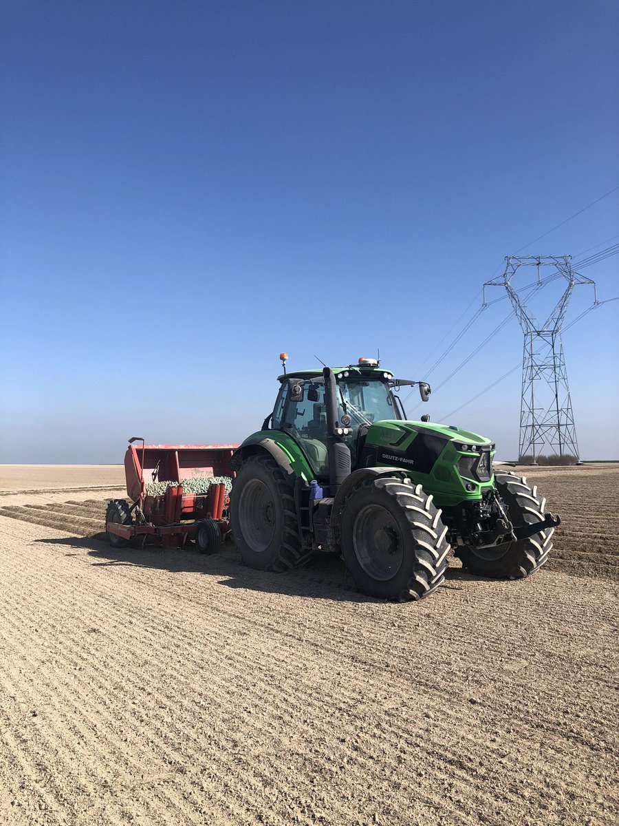 PaulCoulmier's tweet photo. Début des plantations de #fecules 🥔 pour @tereos 
Conditions idéales avant le chaos? 🌧❄️
Objectif 27ha avant samedi aprèm 🤞🏻🚜
@Cultivarlemag @FranceAgricole @UNPT_FRANCE @Agridemain #FrAgTw #patates https://t.co/HFgwSguc9r