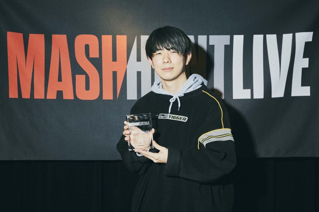 MASH_HUNT's tweet photo. 【ライブレポ公開🗒】

3/27(土)新宿LOFTで行われた #MASHHUNT LIVE Vol.4のライブレポートを公開しました！気鋭のアーティストが勢揃いした当日の模様をぜひご覧ください🎉

MASH HUNT LIVE Vol.4 BEST ARTISTはくだらない1日に決定！https://t.co/b80fSkpUxv https://t.co/HgLxSFJK6O