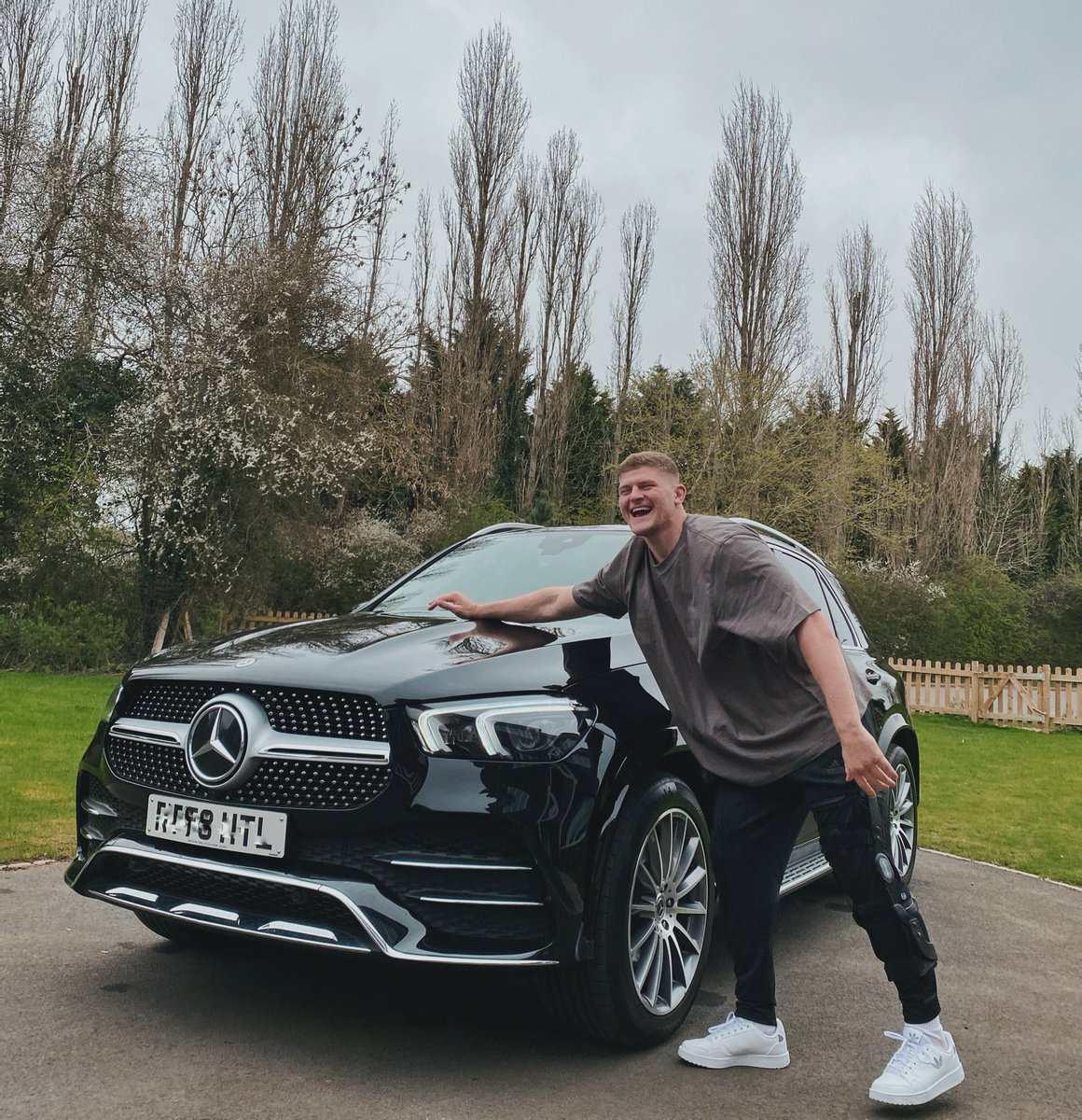 CarbonVIP's tweet image. It’s been a tough couple of months for this man so it really doesn’t get any better than helping to make him smile. 

So glad we could play our part and help in anyway we can @jackswillis7 🖤

(Swipe to see Dan pretending he did all the work for this one! 🙄)