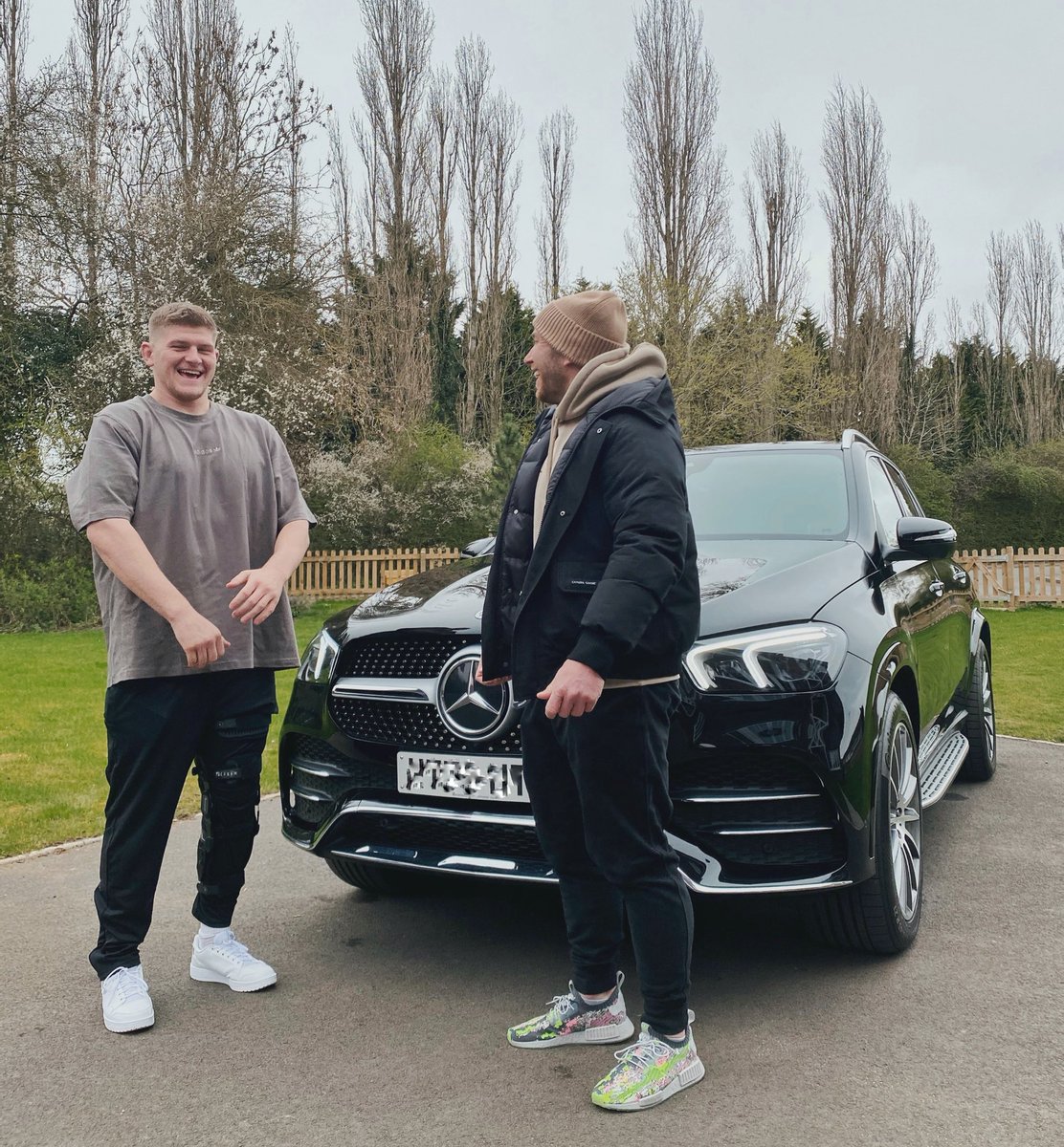 CarbonVIP's tweet image. It’s been a tough couple of months for this man so it really doesn’t get any better than helping to make him smile. 

So glad we could play our part and help in anyway we can @jackswillis7 🖤

(Swipe to see Dan pretending he did all the work for this one! 🙄)