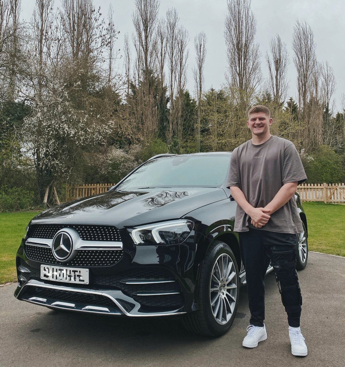 CarbonVIP's tweet image. It’s been a tough couple of months for this man so it really doesn’t get any better than helping to make him smile. 

So glad we could play our part and help in anyway we can @jackswillis7 🖤

(Swipe to see Dan pretending he did all the work for this one! 🙄)