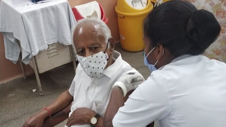 CoalIndiaHQ's tweet photo. BCCL has started #COVID19  vaccination for its employees &amp; people over 45 years of age at its Central Hospital, Dhanbad, Jharkhand. BCCL is ensuring that eligible residents of Dhanbad over the age of 45, including employees, can get vaccinated by registering on the Co-WIN portal. https://t.co/zyiK3fvPYe