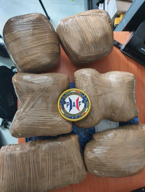 PoliceNationale's tweet photo. [#AntiStups] Lors d'une mission de sécurisation à bord d'un 🚄, le service national de la police ferroviaire de la #PoliceAuxFrontières contrôle une personne munie de faux papiers et transportant :
🔴2 kg d'héroïne,
🔴1 kg de cocaïne
➡️Condamné à 5 ans d'emprisonnement. https://t.co/Hhftvlye8n