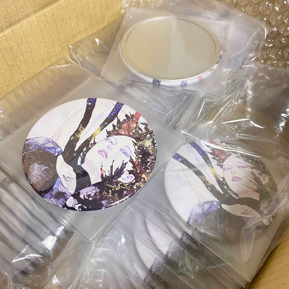 「グループ展用にミラーを限定50個作りました❤︎ 缶バッヂのような見た目で手のひら」|孳々のイラスト