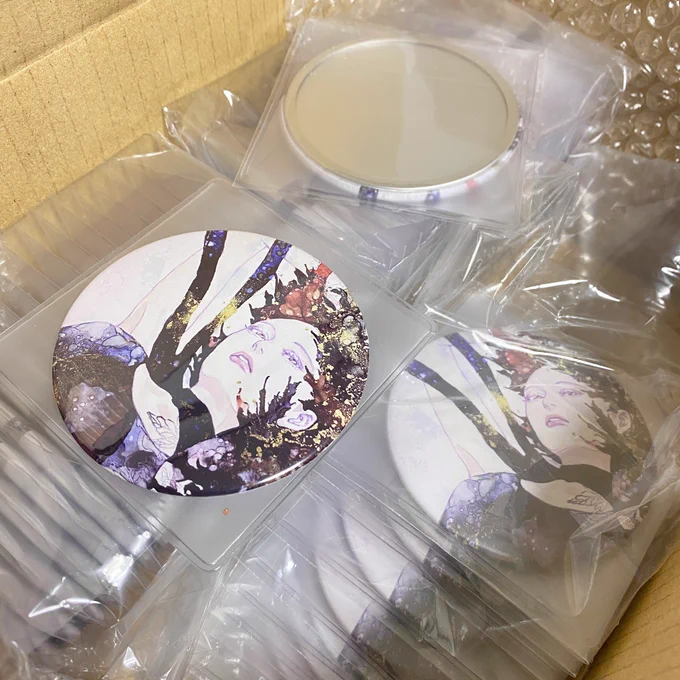 グループ展用にミラーを限定50個作りました❤︎ 缶バッヂのような見た目で手のひらサイズです! 
