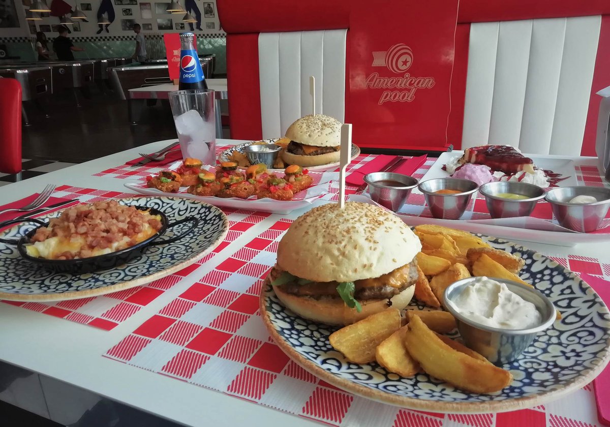 Chequeoferta's tweet photo. MENÚ DEGUSTACIÓN PARA DOS POR 19,95€

☑  Patatas con queso, bacon y salsa gaucha.
☑ 4 Nachos con pepinillos y salsa gaucha.
☑ 2 Hamburguesas estilo New York a elegir 
☑ Postre a compartir 
☑ 2 Bebidas 

Sin chequeoferta 32,80€

☎ American Pool: 957 098 387 y 664 629 962. https://t.co/3Z8f2vNR8H