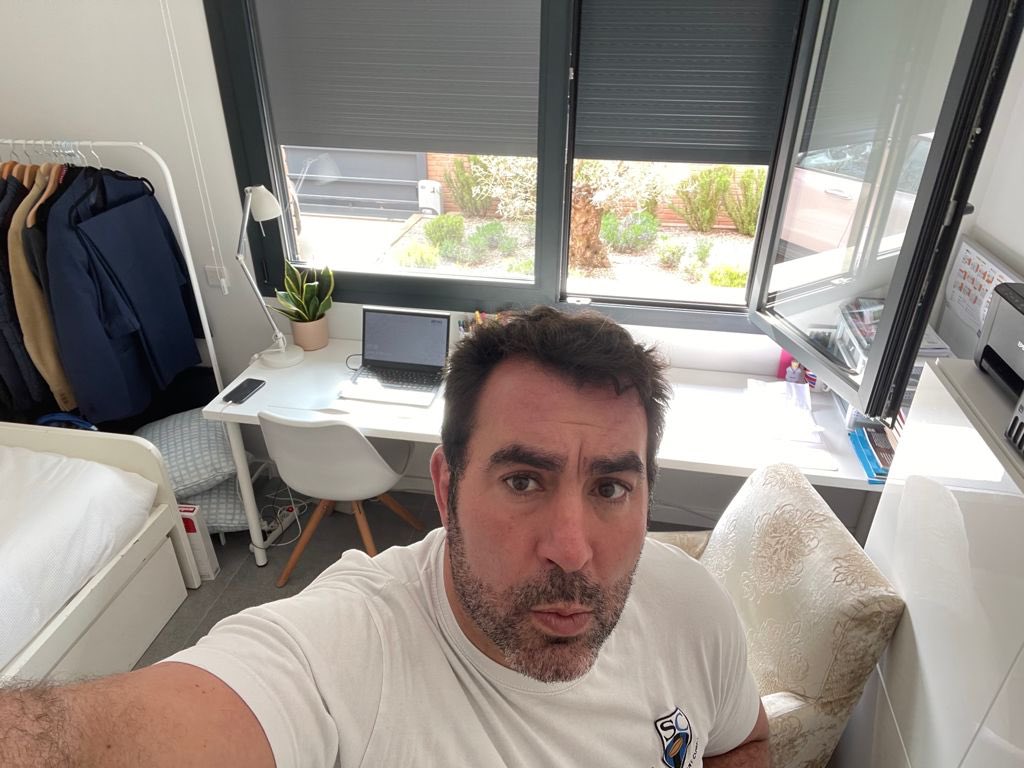 BenitoMaurici's tweet photo. Hoy dejo mis 12m2 de encierro , 12 dias y 12 noches, lo he pasado mal però lo he pasado. Gracias por los ánimos y por los silencios. Superado en casa 4/4. #byecovid #comountoro #fuckudrpagamuertas https://t.co/XRA10qw3Me
